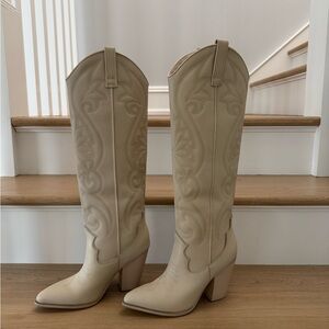 Cream Heeled Cowboy Boots with Decorative Stitching and Pointed Toe